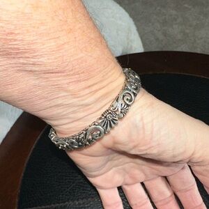 GRANDMAS JEWELRY. BEAUTIFUL STRETCH BRACELET. MUST BE BUNDLED